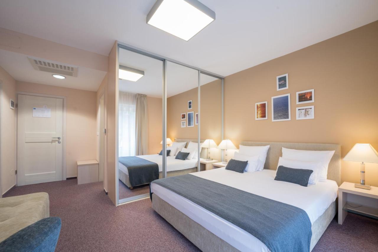 Hotel Zlatna Vala Umago Esterno foto