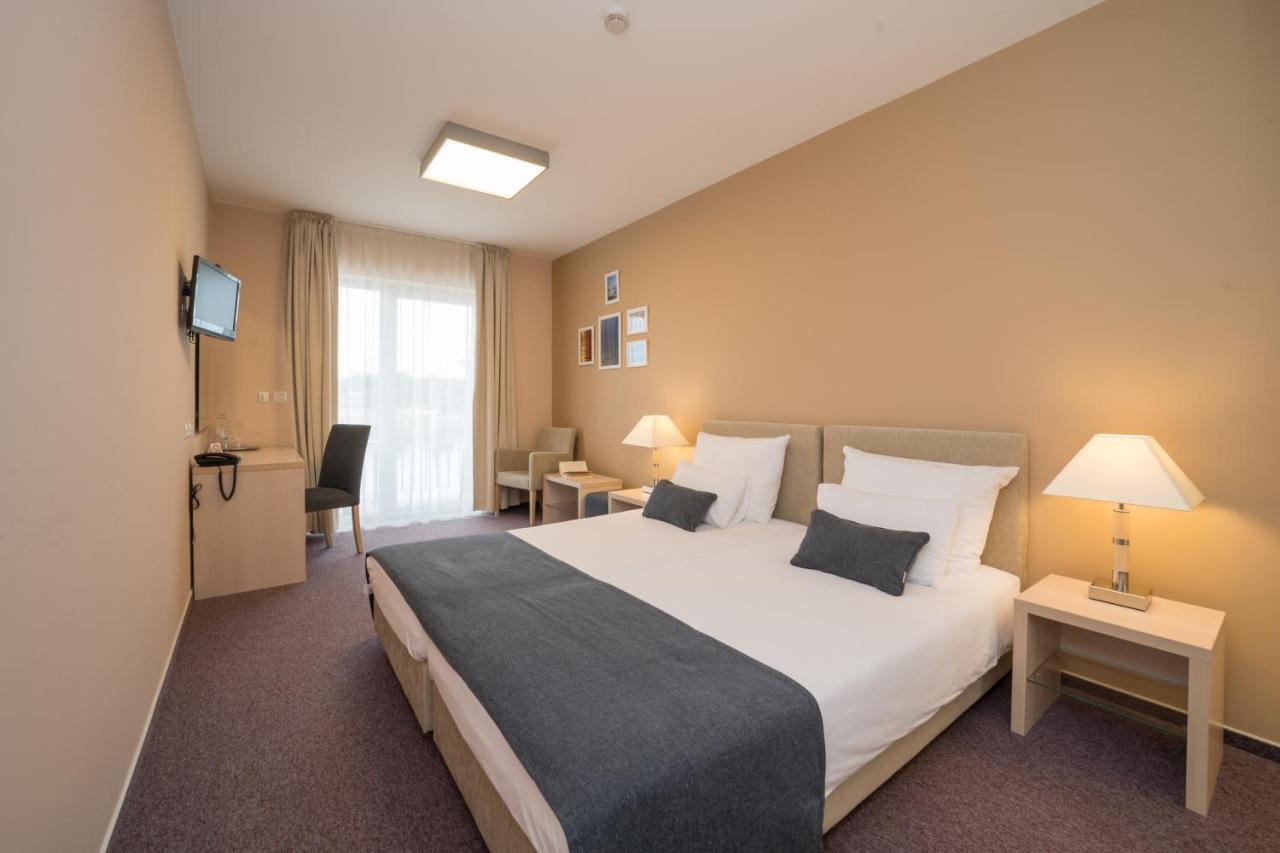 Hotel Zlatna Vala Umago Esterno foto
