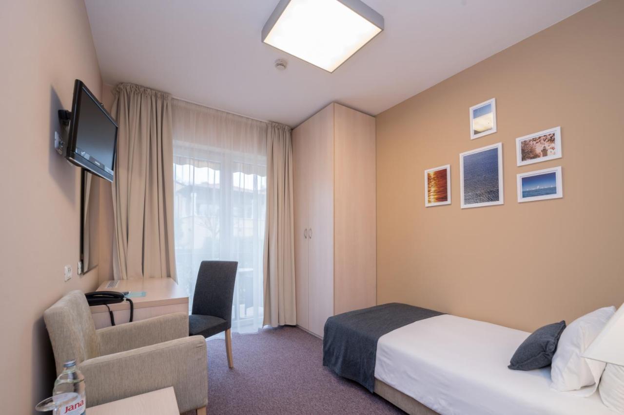 Hotel Zlatna Vala Umago Esterno foto