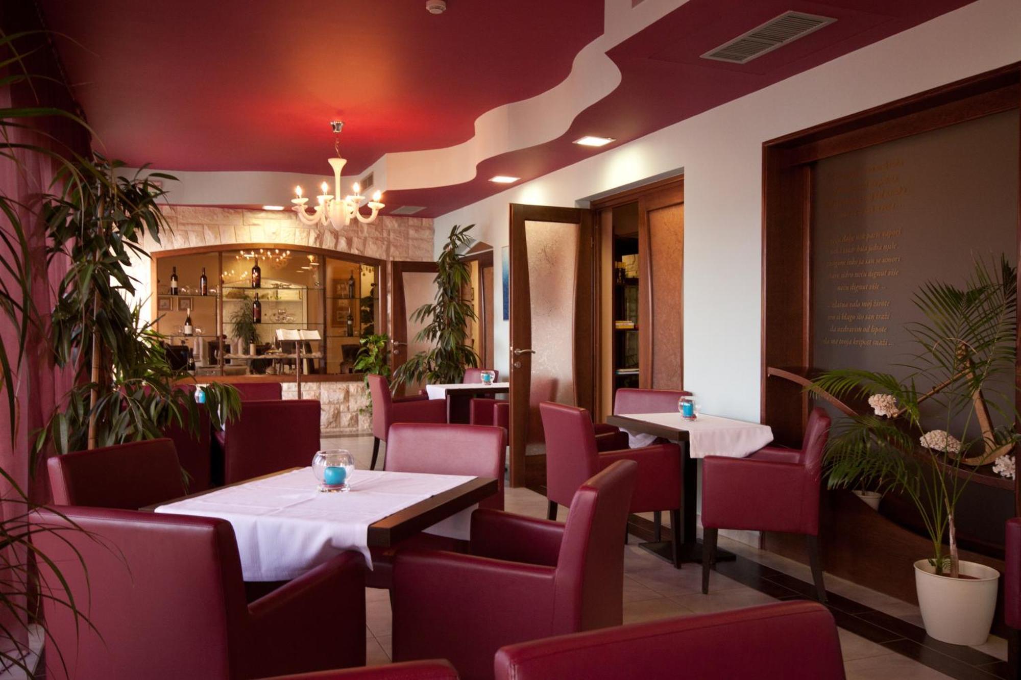 Hotel Zlatna Vala Umago Esterno foto