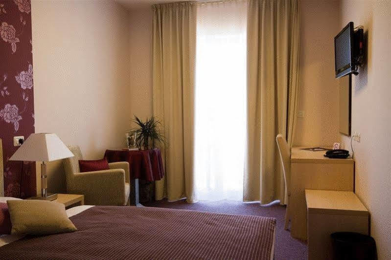 Hotel Zlatna Vala Umago Esterno foto