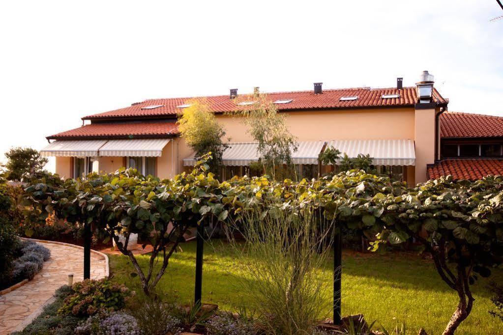 Hotel Zlatna Vala Umago Esterno foto