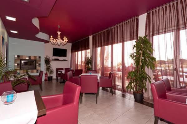 Hotel Zlatna Vala Umago Esterno foto